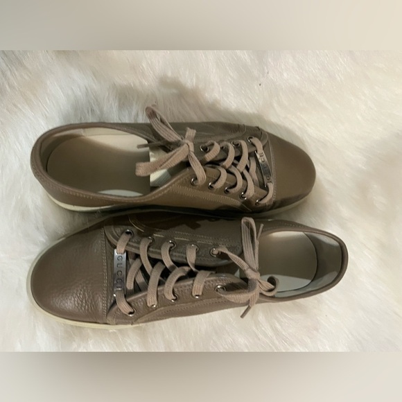 Gucci low cut sneakers men size 9, Women 11